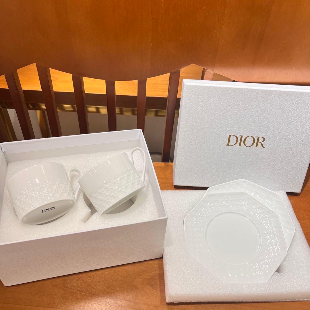 Minimalist Dior
