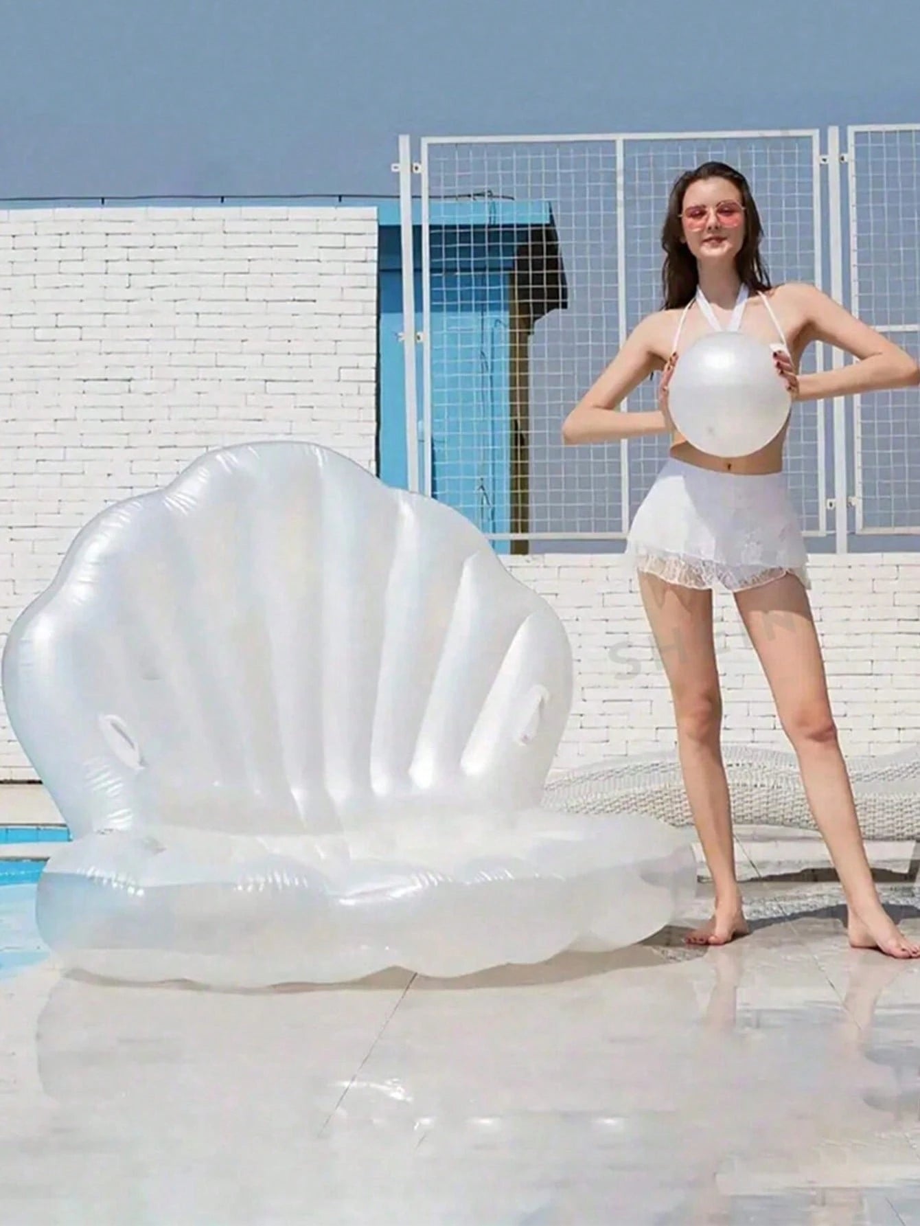 Inflatable White PVC Seashell Shaped Pool Float