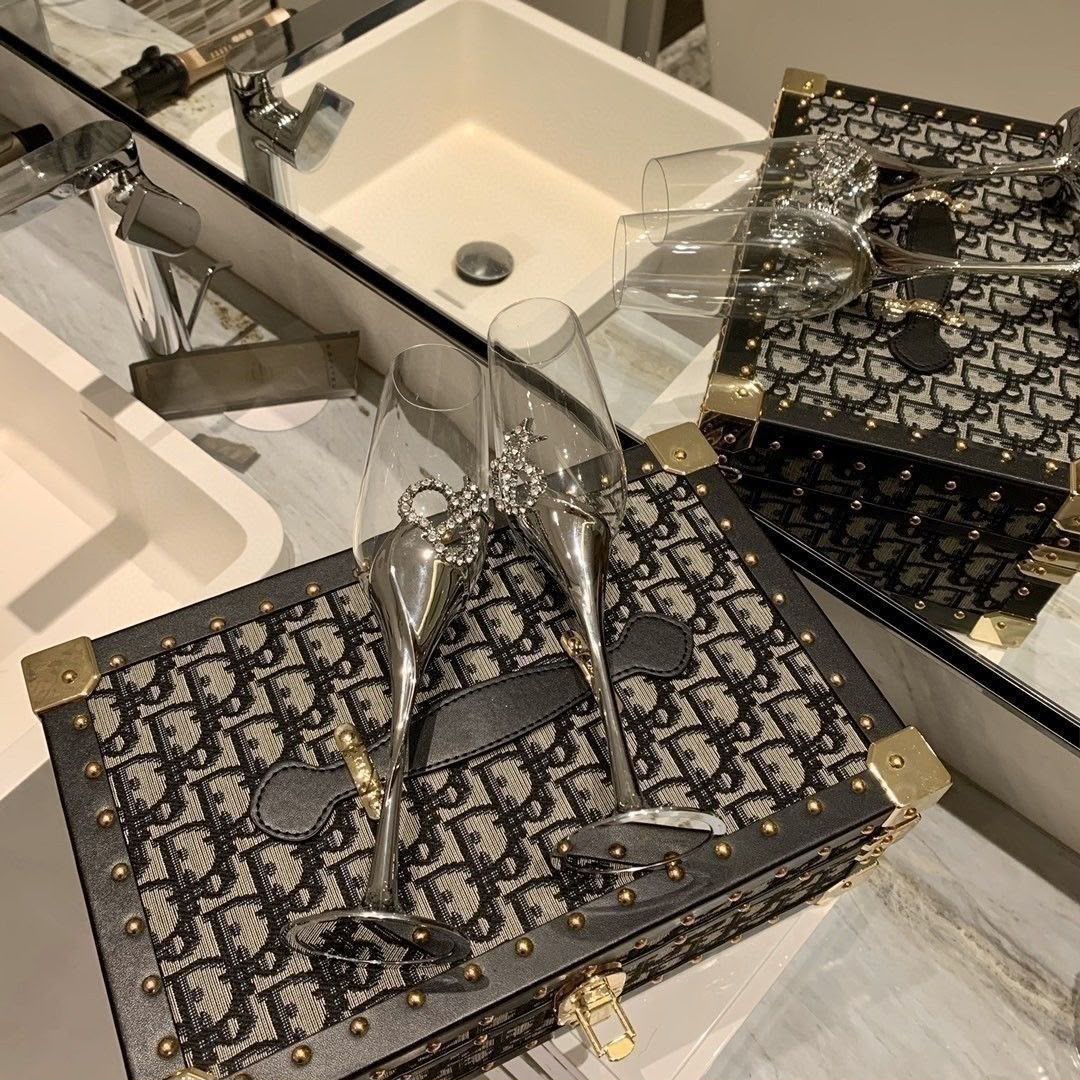 Dior lady Gift Box with two champagne glasses inside Herm*ès