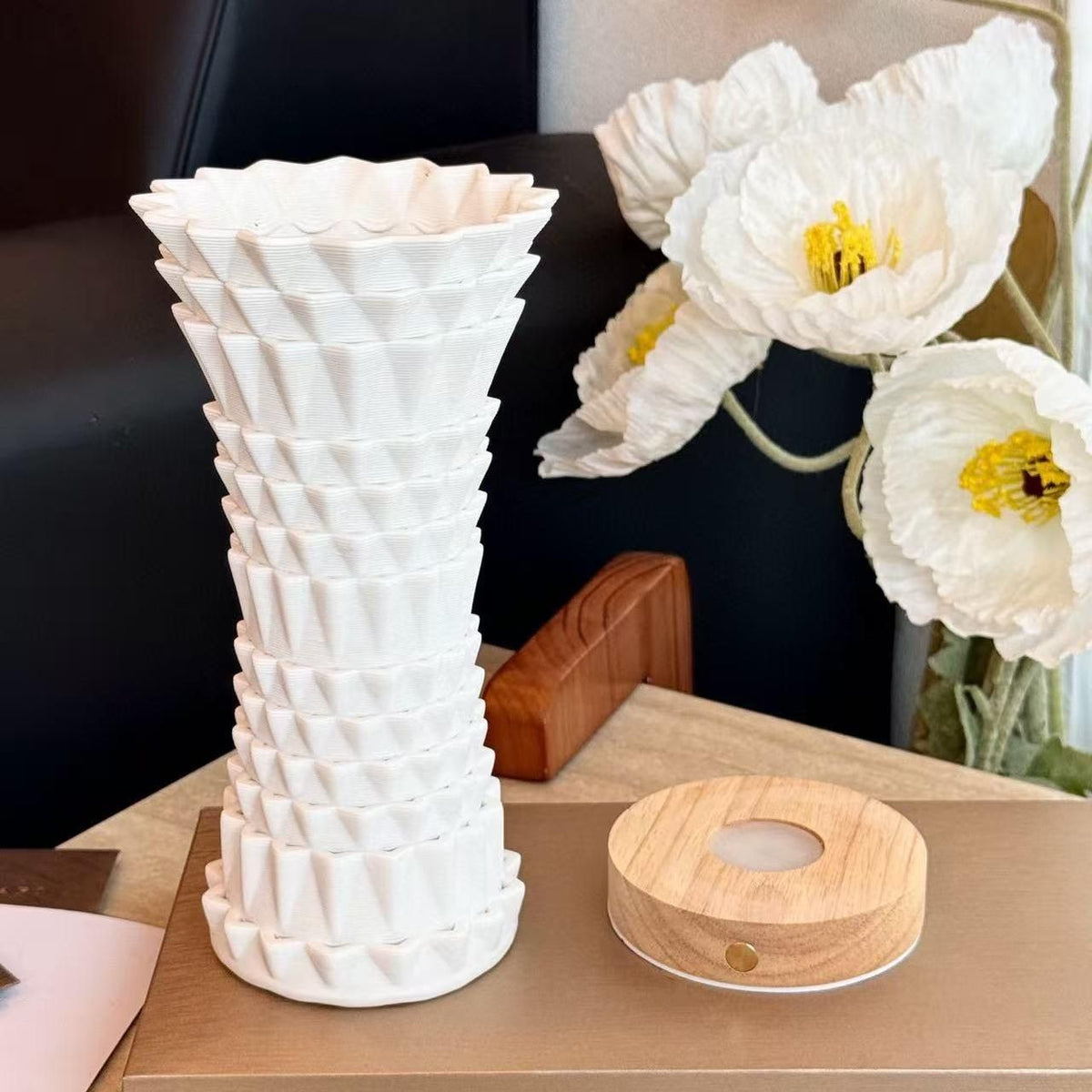 Bvlgari Modern White Ceramic Geometric Table Lamp